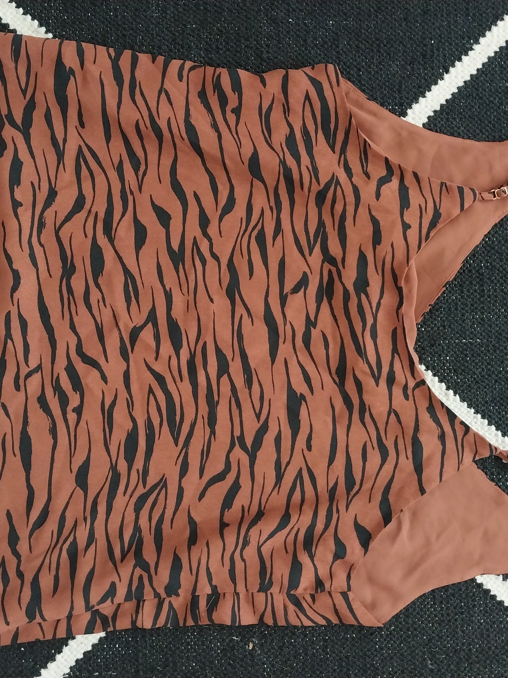 Beautiful Tiger Print V-Neck Cami Tank Top Sz Size M A New Year - Picture 6 of 10